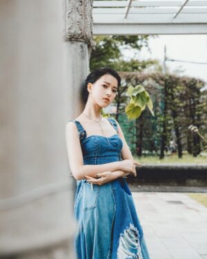 Chloe Xiang Instagram - JENN LEE SS23 〈Love Is The Answer 〉

好喜歡 @jennlee_official 詮釋愛與女性力量的獨特視角，第一次在臺北玫瑰園看秀，迎面而來的每個靈魂都自由地在雨中綻放屬於自己的龐克精神，當我們開始意識自己與身體的關係，便會發現愛可以穿越一切限制，雖然天空飄著雨，但內心有滿滿的彩虹。🥰✨

@jennlee_official @tpe.fashionweek 
@jennleelover 🌈❤️‍🔥💃🏻
-
Hairstylist @paulinehairflux 
Makeup @backstagealbee
Photographer @autumnscope