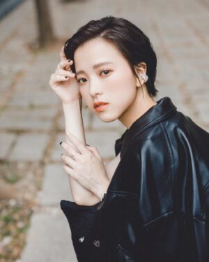 Chloe Xiang Instagram - 最近開始宣傳4/14即將上映的電影 #疫起 🎬

隨著一題題訪綱，時間軸拉回去年的夏天，第一次走進醫院的場景，目光直直被停止在2003年的日曆給吸引，一瞬間還以為是美術陳設，但後來才發現不是，它只是被遺忘在那裡很久很久。

醫院走廊的消毒水味、悶熱的大廳和擁擠的群眾們，戴著口罩奔跑時只聽得見自己不斷重疊的呼吸聲，面對看不見的病毒，人與人之間的距離好像越來越遙遠。

有時候覺得快要放棄時，生命往往會捎來一份陌生的善意，帶給我們精神鼓舞，支撐我們繼續走下去，然後再把這份力量傳給下一個需要的人。

直面內心的恐懼後而產生的勇氣，那是一種真正的勇敢，電影裡每一個角色我都好喜歡，每個人都有屬於自己的軟弱與堅強，在這場戰役裡大家都有屬於自己的位置，就像日常的我們一樣。

希望 #疫起 可以帶給大家意想不到的溫暖與力量，雖然大家都說有點沈重，但我就喜歡這種心臟被重擊的感覺，有共同愛好的朋友請不要錯過了，片尾曲很治癒，不會讓你哭著走出去。🫶🏻✨

啊要記得帶衛生紙，真的要帶。

-
Outfit @douchanglee
Hairstyle @jovi_cyf
Makeup @minniechaooo
Stylist @kwenkwenyu
Photographer @autumnscope