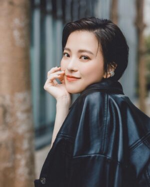 Chloe Xiang Instagram - 最近開始宣傳4/14即將上映的電影 #疫起 🎬

隨著一題題訪綱，時間軸拉回去年的夏天，第一次走進醫院的場景，目光直直被停止在2003年的日曆給吸引，一瞬間還以為是美術陳設，但後來才發現不是，它只是被遺忘在那裡很久很久。

醫院走廊的消毒水味、悶熱的大廳和擁擠的群眾們，戴著口罩奔跑時只聽得見自己不斷重疊的呼吸聲，面對看不見的病毒，人與人之間的距離好像越來越遙遠。

有時候覺得快要放棄時，生命往往會捎來一份陌生的善意，帶給我們精神鼓舞，支撐我們繼續走下去，然後再把這份力量傳給下一個需要的人。

直面內心的恐懼後而產生的勇氣，那是一種真正的勇敢，電影裡每一個角色我都好喜歡，每個人都有屬於自己的軟弱與堅強，在這場戰役裡大家都有屬於自己的位置，就像日常的我們一樣。

希望 #疫起 可以帶給大家意想不到的溫暖與力量，雖然大家都說有點沈重，但我就喜歡這種心臟被重擊的感覺，有共同愛好的朋友請不要錯過了，片尾曲很治癒，不會讓你哭著走出去。🫶🏻✨

啊要記得帶衛生紙，真的要帶。

-
Outfit @douchanglee
Hairstyle @jovi_cyf
Makeup @minniechaooo
Stylist @kwenkwenyu
Photographer @autumnscope
