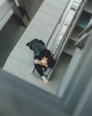 Chloe Xiang Instagram - 最近開始宣傳4/14即將上映的電影 #疫起 🎬

隨著一題題訪綱，時間軸拉回去年的夏天，第一次走進醫院的場景，目光直直被停止在2003年的日曆給吸引，一瞬間還以為是美術陳設，但後來才發現不是，它只是被遺忘在那裡很久很久。

醫院走廊的消毒水味、悶熱的大廳和擁擠的群眾們，戴著口罩奔跑時只聽得見自己不斷重疊的呼吸聲，面對看不見的病毒，人與人之間的距離好像越來越遙遠。

有時候覺得快要放棄時，生命往往會捎來一份陌生的善意，帶給我們精神鼓舞，支撐我們繼續走下去，然後再把這份力量傳給下一個需要的人。

直面內心的恐懼後而產生的勇氣，那是一種真正的勇敢，電影裡每一個角色我都好喜歡，每個人都有屬於自己的軟弱與堅強，在這場戰役裡大家都有屬於自己的位置，就像日常的我們一樣。

希望 #疫起 可以帶給大家意想不到的溫暖與力量，雖然大家都說有點沈重，但我就喜歡這種心臟被重擊的感覺，有共同愛好的朋友請不要錯過了，片尾曲很治癒，不會讓你哭著走出去。🫶🏻✨

啊要記得帶衛生紙，真的要帶。

-
Outfit @douchanglee
Hairstyle @jovi_cyf
Makeup @minniechaooo
Stylist @kwenkwenyu
Photographer @autumnscope