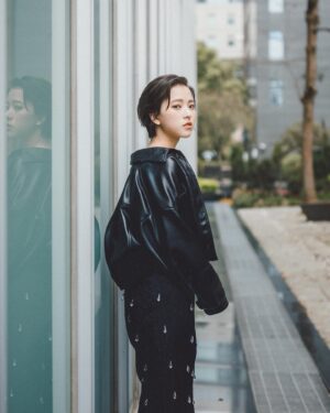 Chloe Xiang Instagram - 最近開始宣傳4/14即將上映的電影 #疫起 🎬

隨著一題題訪綱，時間軸拉回去年的夏天，第一次走進醫院的場景，目光直直被停止在2003年的日曆給吸引，一瞬間還以為是美術陳設，但後來才發現不是，它只是被遺忘在那裡很久很久。

醫院走廊的消毒水味、悶熱的大廳和擁擠的群眾們，戴著口罩奔跑時只聽得見自己不斷重疊的呼吸聲，面對看不見的病毒，人與人之間的距離好像越來越遙遠。

有時候覺得快要放棄時，生命往往會捎來一份陌生的善意，帶給我們精神鼓舞，支撐我們繼續走下去，然後再把這份力量傳給下一個需要的人。

直面內心的恐懼後而產生的勇氣，那是一種真正的勇敢，電影裡每一個角色我都好喜歡，每個人都有屬於自己的軟弱與堅強，在這場戰役裡大家都有屬於自己的位置，就像日常的我們一樣。

希望 #疫起 可以帶給大家意想不到的溫暖與力量，雖然大家都說有點沈重，但我就喜歡這種心臟被重擊的感覺，有共同愛好的朋友請不要錯過了，片尾曲很治癒，不會讓你哭著走出去。🫶🏻✨

啊要記得帶衛生紙，真的要帶。

-
Outfit @douchanglee
Hairstyle @jovi_cyf
Makeup @minniechaooo
Stylist @kwenkwenyu
Photographer @autumnscope