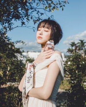 Chloe Xiang Instagram - 第一次遇見MissDior花漾迪奧淡香水，是在為一個角色尋找專屬於她的戀愛氛圍，面對成人式的愛情，她像是毫不猶豫奔向未知花田的小女孩，裹上俏皮甜美的糖衣，在愛裡自信奔放的模樣，讓每一次愛的凝視都炙熱發光。

對我來說氣味就像是角色的隱形戰袍，而這次的主題是戀愛，MissDior以清幽的卡拉布里亞佛手柑做為前調，點出女孩蛻變成為少女的迷人狀態，噴灑後散發清新果香， 隨著體溫與時間堆疊，緩緩釋放大馬士革玫瑰的迷人香氣，彷彿走入一座戶外花園， 遇上了充滿雍容自信的牡丹，最後在麝香的輕柔擁抱下結尾，在甜美與性感之間恣意流動，傳達女孩最自由的愛戀氣息。

MissDior香氣的自信奔放、俏皮甜美，就是在愛情裡最美的樣子，帶領我們找到「勇敢追愛、不畏世俗」的優雅堅定。

今年迪奧首次將高訂經典單耳蝴蝶結做為Miss Dior花漾迪奧淡香水的瓶身設計，以精緻的手工緹花緞帶為亮點，彷彿替女孩們的周圍繫上了無與倫比的美麗。

@DiorBeauty #DiorBeauty
 #MissDior #LoveIsABouquet