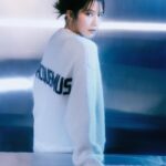 Chloe So Instagram - 【MR│Una】蘇皓兒 重構自我 「成為演員後，我發覺自己性格變得更開放，與對手演員、媒體、大眾交流更自然，演員這個身分改變了我，或者可以說，我正在發掘一個不一樣、我更嚮往的自己。」從唱跳歌手轉變成演員，當中經歷過低迷時期，走過不少彎路，蘇皓兒（Chloe）慶幸自己能有機會演戲，將那個埋藏在文靜、靦腆外表下隨性的自己，重新找出來，呈現在大家眼前。 PHOTO • @alexanderyeung_ , assisted by Ernest Cheng & Victor STYLING • @_cyuet MAKE UP • @melodychiumakeup , assisted by @_blessing_makeup_ HAIR • @allhs__ WARDROBE •@louboutinworld @versace @bapy_official @helmutlang @claudiepierlot @majeparis @jacquemus @sandroparis WATCH & JEWELLERY • @cartier TEXT & COORDINATION • @carmen_tsekm 詳細內容：https://www.mrrm.com.hk/i/?p=4648 #mrrmhk #mrrm #una #演員 #foodbuddies #蘇皓兒 #chloeso ============================== Follow MR Instagram 得知更多即時資訊 Username: @mrrmhk http://instagram.com/mrrmhk