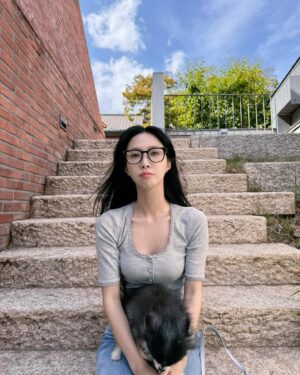 Cho Lee-hyeon Instagram - 봄바람난 아주미..🫶🏻
주말에 급급급 반달이 데리고 
점심 냉면 부시고 쑥떡쉐이크 🌿

#북촌나들이 #냉면 파이터