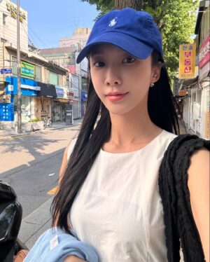 Cho Lee-hyeon Instagram - 구엠이오즈🩵고마워어어어🫶🏻
연극 가기전 호다닥 생축 해주러 대학로까지 와준 ...
진짜 너무 고마운 사람들🥹🥹
다음 생일자 기다려어!!!