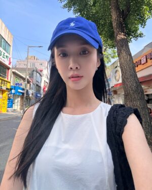Cho Lee-hyeon Instagram - 구엠이오즈🩵고마워어어어🫶🏻
연극 가기전 호다닥 생축 해주러 대학로까지 와준 ...
진짜 너무 고마운 사람들🥹🥹
다음 생일자 기다려어!!!