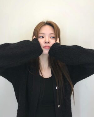 Cho Yu-jung Instagram - 🖤