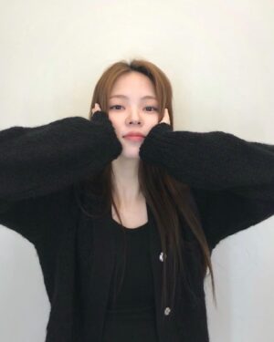 Cho Yu-jung Instagram - 🖤