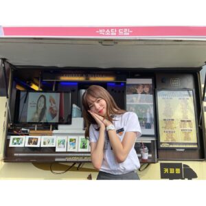 Cho Yu-jung Instagram - 세상에서 제일 멋있는 내 사랑 소담언니..🥺❤️ 덕분에 무더운 여름날 시원하게 촬영 잘 할 수 있었어요🥰❤️ 
소담언니 최고❤️❤️👍🏾 
#박소담사랑해 #어른연습생사랑해