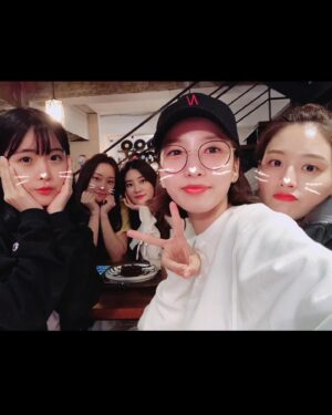 Cho Hyun-young Instagram - #레인보우 #14주년 
축하해 주셔서 감사합니다 ♥️🧡💛💚💙💗💜
레인너스 , 멤버들 아이시떼루-!