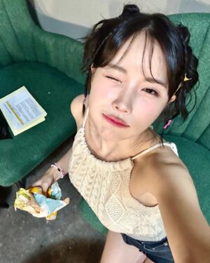 Cho Hyun-young Instagram - 영영 오지 않을 것 같았던 
나의 첫 팬미팅… 
준비하면서 정말 이래도 되나 싶을 정도로 
많은 일이 있었지만 
그래서 걱정 근심 가득찬 시간들 이었지만 
오늘 와주신 우리 조렝이들 친구들 멤버 가족 을 보니 이루 말할 수 없을 정도로 행복했다!! 

팬미팅을 위해서 고생해주신 분들 정말 진심을 담아 감사드립니다..! 
오늘 이 감정 잊지 않고 앞으로 더 성장하는
현영이 되겠습니당 진짜 모두모두.. 사..랑..해…💕