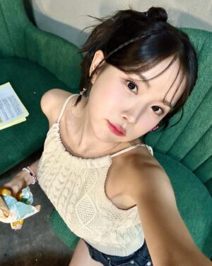 Cho Hyun-young Instagram - 영영 오지 않을 것 같았던 
나의 첫 팬미팅… 
준비하면서 정말 이래도 되나 싶을 정도로 
많은 일이 있었지만 
그래서 걱정 근심 가득찬 시간들 이었지만 
오늘 와주신 우리 조렝이들 친구들 멤버 가족 을 보니 이루 말할 수 없을 정도로 행복했다!! 

팬미팅을 위해서 고생해주신 분들 정말 진심을 담아 감사드립니다..! 
오늘 이 감정 잊지 않고 앞으로 더 성장하는
현영이 되겠습니당 진짜 모두모두.. 사..랑..해…💕