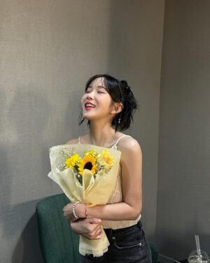 Cho Hyun-young Instagram - 영영 오지 않을 것 같았던 
나의 첫 팬미팅… 
준비하면서 정말 이래도 되나 싶을 정도로 
많은 일이 있었지만 
그래서 걱정 근심 가득찬 시간들 이었지만 
오늘 와주신 우리 조렝이들 친구들 멤버 가족 을 보니 이루 말할 수 없을 정도로 행복했다!! 

팬미팅을 위해서 고생해주신 분들 정말 진심을 담아 감사드립니다..! 
오늘 이 감정 잊지 않고 앞으로 더 성장하는
현영이 되겠습니당 진짜 모두모두.. 사..랑..해…💕