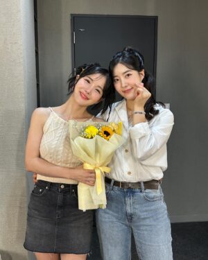 Cho Hyun-young Instagram - 영영 오지 않을 것 같았던 
나의 첫 팬미팅… 
준비하면서 정말 이래도 되나 싶을 정도로 
많은 일이 있었지만 
그래서 걱정 근심 가득찬 시간들 이었지만 
오늘 와주신 우리 조렝이들 친구들 멤버 가족 을 보니 이루 말할 수 없을 정도로 행복했다!! 

팬미팅을 위해서 고생해주신 분들 정말 진심을 담아 감사드립니다..! 
오늘 이 감정 잊지 않고 앞으로 더 성장하는
현영이 되겠습니당 진짜 모두모두.. 사..랑..해…💕