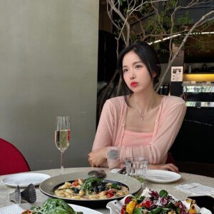 Cho Hyun-young Instagram - 올해도 언니들이랑 함께한 생일💗
오랜만에 완전체여서 넘 기분좋았당🥹
식사도 넘 맛있었다는..⭐️
고마워여 언니들🎀🎀
