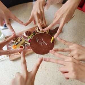 Cho Hyun-young Instagram - 올해도 언니들이랑 함께한 생일💗
오랜만에 완전체여서 넘 기분좋았당🥹
식사도 넘 맛있었다는..⭐️
고마워여 언니들🎀🎀