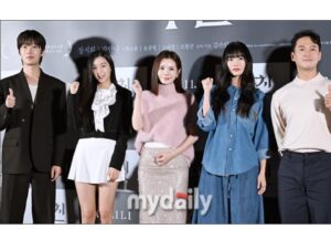 Choi So-yoon Instagram - 오늘 영화 독친이 개봉했습니다! 

저는 오늘 소중한 순간을 잊지 않으려고 촬영 모니터 영상도 다시 봤고 무대인사 영상에 기사 사진까지 모두 다시 봤어요 

독친은 어떤 뜻이고 제가 맡은 예나는 어떤 아이일까요..?🥹