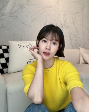 Choi Yoon-young Instagram - 이제 사진을 자주 올리겠다는 다짐을 해본다😎💛
