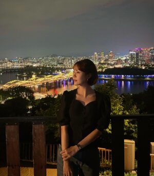 Choi Yoon-young Instagram - 야경 농혀브냉🌆
Photo by 바다💕