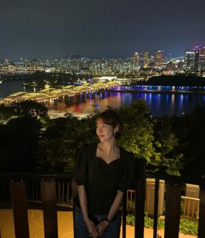 Choi Yoon-young Instagram - 야경 농혀브냉🌆
Photo by 바다💕