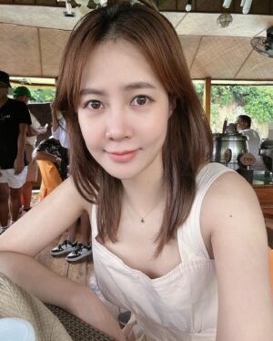 Choi Yoon-young Instagram - 또 떠나고 싶다🛫
