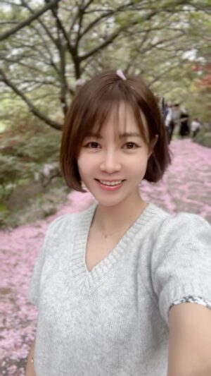 Choi Yoon-young Instagram - 꽃비 맞은 날🌸