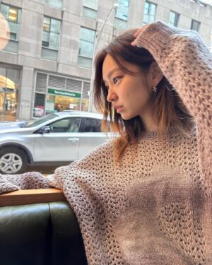 Choi Yu-hwa Instagram - 아이폰 15pro 샀는데 사진 번호 옮기기 귀찮아서 아직 못 바꾸고 있는 사람,,, 🫠