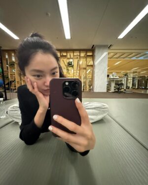 Choi Yu-hwa Instagram - 1.오월의 종- 블랙브레드😋
2.도티는 주인 닮아 엄청 이쁘네 (내 🐶 아님) 
3.날 갤럭시 z플립 들게 만든 jy 삼성홍보대사:)
4.르세라핌 하면 늘 생각나는 울 샘💕
5.유산소를 늘려야겠다 다짐한 어제😇