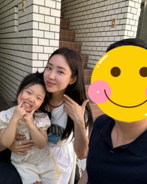 Choi Hee Instagram - 인천공항 도착하자마자 유모차를 안가져온걸 깨닫고
살짝 멘탈이 흔들렸으나..
무사히 차선을 찾아 해결하고 ^^ ㅋㅋㅋ
(진짜 진심 우리를 살린 윰차.. ㅋㅋㅋㅋㅋ )
다섯살 예민보스 딸내미 모시고 다니며
가끔 울화통이 치미는 위기는 이 여행지 행복으로 가뿐히 넘기고

단둘이 비행기도 타고 일본 지하철도 타고..
우리 둘에겐 잊지 못할 여행.. 🤍

다섯살은 좀 힘들고.. 한살 더 먹고 또 도전해봐야겠어요 ㅎㅎ

여러분 그리고 유모차는 꼭 챙기세요~~ㅋㅋㅋㅋㅋㅋㅋ