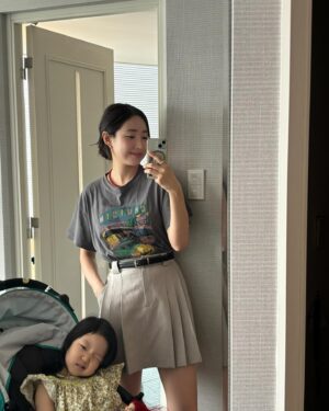 Choi Hee Instagram - 인천공항 도착하자마자 유모차를 안가져온걸 깨닫고
살짝 멘탈이 흔들렸으나..
무사히 차선을 찾아 해결하고 ^^ ㅋㅋㅋ
(진짜 진심 우리를 살린 윰차.. ㅋㅋㅋㅋㅋ )
다섯살 예민보스 딸내미 모시고 다니며
가끔 울화통이 치미는 위기는 이 여행지 행복으로 가뿐히 넘기고

단둘이 비행기도 타고 일본 지하철도 타고..
우리 둘에겐 잊지 못할 여행.. 🤍

다섯살은 좀 힘들고.. 한살 더 먹고 또 도전해봐야겠어요 ㅎㅎ

여러분 그리고 유모차는 꼭 챙기세요~~ㅋㅋㅋㅋㅋㅋㅋ