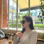 Choi Hee Instagram - 저 베이글 진짜 좋아하거든요 ㅎㅎㅎㅎ 아침부터 애들 준비시켜서 베이글 오픈런 하러왔어요 🥨 아침 애들데리고 나오기 난이도.. 아시죠? 그 난이도를 이길만큼 베이글 맛집이에요..!!!!! 특히 무화과 베이글 넘 좋아하는데 최고.. 잠봉뵈르도 맛나고요. 마곡에 #베이글리스트 예요 ㅎㅎ 월요일 오픈할 스프링 스트링스 미리 보여드리려고 흐린 날에도 꿋꿋이 선글라스 쓰고 있어요 ㅋㅋㅋ 힙해보이고 부은 얼굴도 가려지고 좋은데요? 😆 두가지 디자인 네가지 컬러인데 첫번째는 진짜 트렌디하고 힙해보이고요. 두번째는 클래식하고 우아한 디자인이에요. 뭘 좋아하실지 몰라 둘다 준비해왔어요🤍 가격도 18만원대로 다른 브랜드 선글라스에 비해 넘넘 좋죠?😆 📌스프링스트링스는 다음주 월요일 10시에 올게요!