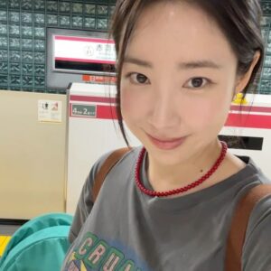 Choi Hee Instagram - 인천공항 도착하자마자 유모차를 안가져온걸 깨닫고
살짝 멘탈이 흔들렸으나..
무사히 차선을 찾아 해결하고 ^^ ㅋㅋㅋ
(진짜 진심 우리를 살린 윰차.. ㅋㅋㅋㅋㅋ )
다섯살 예민보스 딸내미 모시고 다니며
가끔 울화통이 치미는 위기는 이 여행지 행복으로 가뿐히 넘기고

단둘이 비행기도 타고 일본 지하철도 타고..
우리 둘에겐 잊지 못할 여행.. 🤍

다섯살은 좀 힘들고.. 한살 더 먹고 또 도전해봐야겠어요 ㅎㅎ

여러분 그리고 유모차는 꼭 챙기세요~~ㅋㅋㅋㅋㅋㅋㅋ