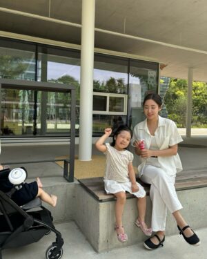 Choi Hee Instagram - 와 저…. 저녁먹고 잠시 누웠다가 좀 전에 일어났어요…

킵 오늘 마감 안내 드립니다!!! 🤍
주문 못하신분들 곧 마감이니 얼른 오세요 😆

저도 모르게 잠들었다가 일어나서도
꼼짝 못하고 있다가 또 비타민 두 포 털어먹고
그래도 못 일어나겠길래 요아정 (요거트 아스크림의 정석)
시켜먹고 당보충 결국 하고 일어났어요 ㅋㅋㅋ

애둘데리고 1박 다녀오는게 은근 체력소모큰데
우리 너무 우리 나이 생각 안한다고 남편이랑 이번엔
약간 현실 깨우쳤네요 😅

남편은 마흔,, 저는 내년에 마흔이요… ㅋㅋㅋㅋ

짤막한 다리로 킥보드 타는 13개월 넘 귀엽죠ㅋㅋ 
누나가 하는건 다해야 되나봐요.

서후는 이때 태울 생각도 안했는데 
둘째는 ㅋㅋㅋㅋㅋㅋㅋㅋㅋㅋ 
곧 누나따라 자전거도 탈 판 ㅋㅋㅋ
자전거만 보면 달려들어요 ㅋㅋ 

다들 오늘 하루 잘 보내셨나요?

그리고 현충일을 맞아
숭고한 희생을 하신 호국영령을 위해서도 기도합니다. 
저희 할아버지도 국가유공자이시거든요!
대전 현충원에 계시는데, 조만간 또 아이들과 찾아뵈야겠어요. 
나라를 위해 희생하신 분들을 기억합니다 🙏