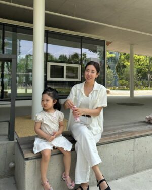 Choi Hee Instagram - 와 저…. 저녁먹고 잠시 누웠다가 좀 전에 일어났어요…

킵 오늘 마감 안내 드립니다!!! 🤍
주문 못하신분들 곧 마감이니 얼른 오세요 😆

저도 모르게 잠들었다가 일어나서도
꼼짝 못하고 있다가 또 비타민 두 포 털어먹고
그래도 못 일어나겠길래 요아정 (요거트 아스크림의 정석)
시켜먹고 당보충 결국 하고 일어났어요 ㅋㅋㅋ

애둘데리고 1박 다녀오는게 은근 체력소모큰데
우리 너무 우리 나이 생각 안한다고 남편이랑 이번엔
약간 현실 깨우쳤네요 😅

남편은 마흔,, 저는 내년에 마흔이요… ㅋㅋㅋㅋ

짤막한 다리로 킥보드 타는 13개월 넘 귀엽죠ㅋㅋ 
누나가 하는건 다해야 되나봐요.

서후는 이때 태울 생각도 안했는데 
둘째는 ㅋㅋㅋㅋㅋㅋㅋㅋㅋㅋ 
곧 누나따라 자전거도 탈 판 ㅋㅋㅋ
자전거만 보면 달려들어요 ㅋㅋ 

다들 오늘 하루 잘 보내셨나요?

그리고 현충일을 맞아
숭고한 희생을 하신 호국영령을 위해서도 기도합니다. 
저희 할아버지도 국가유공자이시거든요!
대전 현충원에 계시는데, 조만간 또 아이들과 찾아뵈야겠어요. 
나라를 위해 희생하신 분들을 기억합니다 🙏