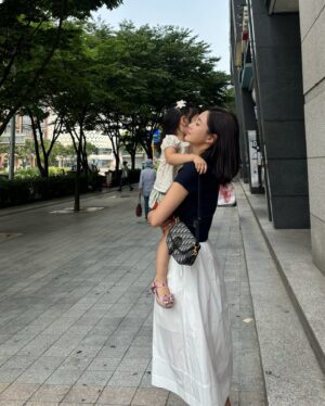 Choi Hee Instagram - 컨디션이 안좋은것 같아서
조퇴시키고 데리고 왔는데

저 보더니 쌩쌩하게 살아나네요 ㅎㅎㅎ

벌써 꾀병인거니…? 🤣🤣🤣
