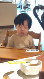 Choi Hee Instagram - 엄마는 남이 차려주는 밥이 제일 맛있던데 이 맛있는 음식들 눈앞에 두고 밥이고 뭐고 잠이 쏟아지는 또복이 ㅋㅋ 호캉스인데요 새벽 다섯시반에 온가족 일어났어요^^ 이거 호캉스 맞죠…? ㅋㅋㅋㅋㅋㅋㅋㅋ