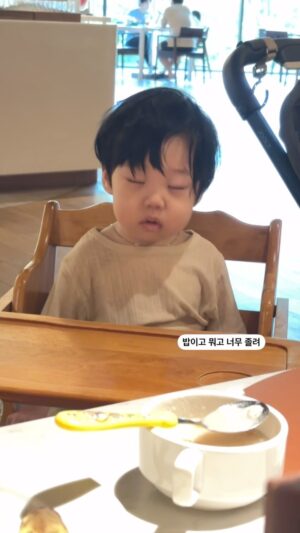 Choi Hee Instagram - 엄마는 남이 차려주는 밥이 제일 맛있던데
이 맛있는 음식들 눈앞에 두고 
밥이고 뭐고 잠이 쏟아지는 또복이 ㅋㅋ

호캉스인데요 새벽 다섯시반에 온가족 일어났어요^^

이거 호캉스 맞죠…? ㅋㅋㅋㅋㅋㅋㅋㅋ