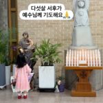 Choi Hee Instagram - 저는 걱정인형이에요👀 약간 완벽주의자 경향이 있어서 (완벽하진 못하면서 추구만 심하게 하는 완벽주의자 호소인 ㅋㅋㅋ) 늘 생각이 엄청 많거든요.🙄 일할때도 그래서 스스로 스트레스 팍팍 주는 스타일인데 그것도 모자라 ㅋㅋ 천재지변까지도 걱정하는 스타일이에요 ㅋㅋ 저같은 분들 꽤 있지않나요??ㅋㅋㅋ 엄마가 어렸을때부터 저보고 쓸데없는 걱정이 참 많다고.. 지금도 비행기 탈때도 무서워하고 조금만 어지러워도 지금 지진난거 아니냐고 주변에 막 물어보고 😅 암튼 오늘 서후랑 성당 다녀왔는데 서후가 기도하는 모습 보니까 “아휴 인생 뭐. 미리 걱정한다고 뭐 되나? 당차게 가보자고?“ 이런 생각이 들더라고요. 주님이 알아서 해주실건데요 뭐. 다 제가 하는게 아니라 주님이 하시는거라 생각하니 마음이 한결 가벼워요. 너무 좋은 5월이에요. 하루하루 다 기쁘게 충만하게… 느껴봐요🤍