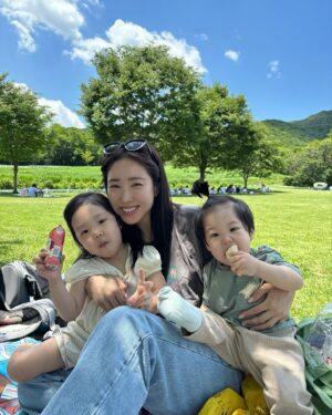 Choi Hee Instagram - 주말 찬란한 날씨를 만끽한 이틀의 기록 🤍
다들 행복한 주말이신가요?

저도 이틀내내 행복하게 보내고 있어요 😆

이제 집에 가서 애들 씻기고 재우고
또 내일 일 미리 좀 준비하고 해야하는데 

주말 그냥 이대로 놀고만 싶네요 ㅋㅋㅋ

오늘 아침 오는 차안에선 남편이랑
“일 더 잘하는 법” “더 성장하기 위한 방법” 이런거
엄청 이야기하고 오다가

집에 가는 길엔
“됐다~ 인생 뭐 있냐~ 행복하자~” 이래요 ㅋㅋㅋ