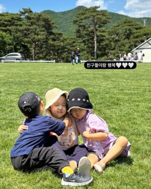 Choi Hee Instagram - 주말 찬란한 날씨를 만끽한 이틀의 기록 🤍
다들 행복한 주말이신가요?

저도 이틀내내 행복하게 보내고 있어요 😆

이제 집에 가서 애들 씻기고 재우고
또 내일 일 미리 좀 준비하고 해야하는데 

주말 그냥 이대로 놀고만 싶네요 ㅋㅋㅋ

오늘 아침 오는 차안에선 남편이랑
“일 더 잘하는 법” “더 성장하기 위한 방법” 이런거
엄청 이야기하고 오다가

집에 가는 길엔
“됐다~ 인생 뭐 있냐~ 행복하자~” 이래요 ㅋㅋㅋ
