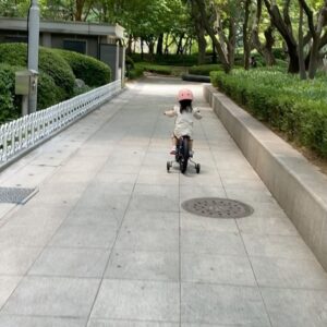 Choi Hee Instagram - 아이가 무언가를 새롭게 해나가는 모습을 보는 기쁨이..
이런거군요… 

자전거 타는 복이를 보며 남편이
“아 정말 우리 서후가 많이 커버렸다.” 라는데
그 말에 함께 담긴 기쁨과 아쉬움이 
아이를 커가는 모습을 보는 부모의 감정인 것 같아요. 

또복이는 13개월에 누나 하는거 다 따라하려고 해서
킥보드를 들였는데

자전거 타는 누나를 보곤 이젠 자전거로 달려들어요 ㅋㅋ

둘째는 다르긴 다르네요 .. ㅋㅋㅋㅋㅋㅋ

모두 즐거운 주말되세요🤍