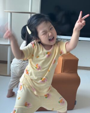 Choi Hee Instagram - 아직 토요일 맞죠..? ㅎㅎㅎㅎ 
왜 일요일같은 기분이^^ ㅋㅋㅋㅋㅋㅋㅋ

남편이 시댁 안가서 자유부인 무산 🤣🤣🤣

하루종일 애들이랑 놀고
토밤 아까워서 밤 12시 지금까지 
졸린 눈 비벼가며 하고 싶었던 것들 하고 있습니다 ㅋㅋ