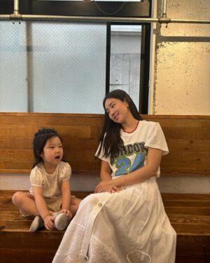 Choi Hee Instagram - 인천공항 도착하자마자 유모차를 안가져온걸 깨닫고
살짝 멘탈이 흔들렸으나..
무사히 차선을 찾아 해결하고 ^^ ㅋㅋㅋ
(진짜 진심 우리를 살린 윰차.. ㅋㅋㅋㅋㅋ )
다섯살 예민보스 딸내미 모시고 다니며
가끔 울화통이 치미는 위기는 이 여행지 행복으로 가뿐히 넘기고

단둘이 비행기도 타고 일본 지하철도 타고..
우리 둘에겐 잊지 못할 여행.. 🤍

다섯살은 좀 힘들고.. 한살 더 먹고 또 도전해봐야겠어요 ㅎㅎ

여러분 그리고 유모차는 꼭 챙기세요~~ㅋㅋㅋㅋㅋㅋㅋ