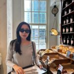 Choi Hee Instagram - 저 베이글 진짜 좋아하거든요 ㅎㅎㅎㅎ 아침부터 애들 준비시켜서 베이글 오픈런 하러왔어요 🥨 아침 애들데리고 나오기 난이도.. 아시죠? 그 난이도를 이길만큼 베이글 맛집이에요..!!!!! 특히 무화과 베이글 넘 좋아하는데 최고.. 잠봉뵈르도 맛나고요. 마곡에 #베이글리스트 예요 ㅎㅎ 월요일 오픈할 스프링 스트링스 미리 보여드리려고 흐린 날에도 꿋꿋이 선글라스 쓰고 있어요 ㅋㅋㅋ 힙해보이고 부은 얼굴도 가려지고 좋은데요? 😆 두가지 디자인 네가지 컬러인데 첫번째는 진짜 트렌디하고 힙해보이고요. 두번째는 클래식하고 우아한 디자인이에요. 뭘 좋아하실지 몰라 둘다 준비해왔어요🤍 가격도 18만원대로 다른 브랜드 선글라스에 비해 넘넘 좋죠?😆 📌스프링스트링스는 다음주 월요일 10시에 올게요!
