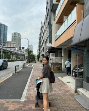 Choi Hee Instagram - 인천공항 도착하자마자 유모차를 안가져온걸 깨닫고
살짝 멘탈이 흔들렸으나..
무사히 차선을 찾아 해결하고 ^^ ㅋㅋㅋ
(진짜 진심 우리를 살린 윰차.. ㅋㅋㅋㅋㅋ )
다섯살 예민보스 딸내미 모시고 다니며
가끔 울화통이 치미는 위기는 이 여행지 행복으로 가뿐히 넘기고

단둘이 비행기도 타고 일본 지하철도 타고..
우리 둘에겐 잊지 못할 여행.. 🤍

다섯살은 좀 힘들고.. 한살 더 먹고 또 도전해봐야겠어요 ㅎㅎ

여러분 그리고 유모차는 꼭 챙기세요~~ㅋㅋㅋㅋㅋㅋㅋ