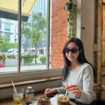 Choi Hee Instagram - 저 베이글 진짜 좋아하거든요 ㅎㅎㅎㅎ 아침부터 애들 준비시켜서 베이글 오픈런 하러왔어요 🥨 아침 애들데리고 나오기 난이도.. 아시죠? 그 난이도를 이길만큼 베이글 맛집이에요..!!!!! 특히 무화과 베이글 넘 좋아하는데 최고.. 잠봉뵈르도 맛나고요. 마곡에 #베이글리스트 예요 ㅎㅎ 월요일 오픈할 스프링 스트링스 미리 보여드리려고 흐린 날에도 꿋꿋이 선글라스 쓰고 있어요 ㅋㅋㅋ 힙해보이고 부은 얼굴도 가려지고 좋은데요? 😆 두가지 디자인 네가지 컬러인데 첫번째는 진짜 트렌디하고 힙해보이고요. 두번째는 클래식하고 우아한 디자인이에요. 뭘 좋아하실지 몰라 둘다 준비해왔어요🤍 가격도 18만원대로 다른 브랜드 선글라스에 비해 넘넘 좋죠?😆 📌스프링스트링스는 다음주 월요일 10시에 올게요!