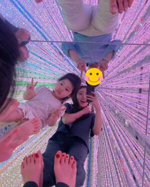 Choi Hee Instagram - 인천공항 도착하자마자 유모차를 안가져온걸 깨닫고
살짝 멘탈이 흔들렸으나..
무사히 차선을 찾아 해결하고 ^^ ㅋㅋㅋ
(진짜 진심 우리를 살린 윰차.. ㅋㅋㅋㅋㅋ )
다섯살 예민보스 딸내미 모시고 다니며
가끔 울화통이 치미는 위기는 이 여행지 행복으로 가뿐히 넘기고

단둘이 비행기도 타고 일본 지하철도 타고..
우리 둘에겐 잊지 못할 여행.. 🤍

다섯살은 좀 힘들고.. 한살 더 먹고 또 도전해봐야겠어요 ㅎㅎ

여러분 그리고 유모차는 꼭 챙기세요~~ㅋㅋㅋㅋㅋㅋㅋ