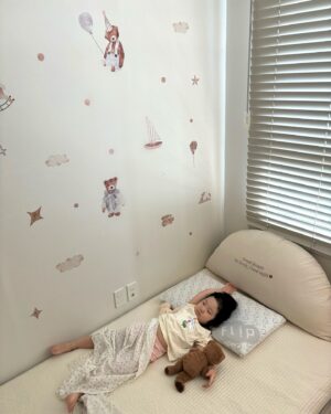 Choi Hee Instagram - 이사온지 9개월..
드디어 저희 서후방을 만들어줬습니다.

용산집 서후방은 넓었어서 상대적으로 이것저것 할 수 있었는데
이집은 서후 방이 좁아서 요리조리 머리를 굴려가며
그래도 아기 방 감성을 놓치지 않고 제가 좋아하는 무드를 넣어봤어요.

우리 아이방인데 감성 포기 못하죠… ㅋㅋㅋㅋ

도배 아닌 스티커구요! 바닥 시공 아닌 러그입니다 ㅎㅎ

제가 그동안 장바구니에 담아두었던
아기방 가구, 패브릭, 소품들 소개해보았어요😆

우리 꿀잼희님들 덕분에 이탈리아 프리미엄 브랜드 
돌레란 키즈 전용 매트리스 브랜드
플립의 광고도 담게 되었어요.

광고지만 저희집도 쭉 사용하고 있는데
정말 너무 좋은 매트리스예요. 
특히 아이의 성장에 맞춰 설계돼 있는 
기존에 없던 키즈 전용 매트리스라
더욱 강추 드리고파요!  아이의 성장을 고려했다니..
지금껏 이런 매트리스는 없었죠 ㅎㅎ

저도 누워서 자보기도 했는데
꿀잠이 절로 오는… 너무 좋은 매트리스더라구요ㅎㅎ 

매트리스를 좋은 가격으로 렌트하는 방법도 올려두었어요!

이번 영상도 많은 관심 부탁드립니다 🤍

링크는 프로필에 걸어둘게요😊

#아이방꾸미기
#아기방꾸미기