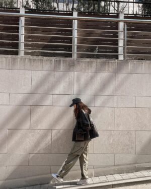 Choi Ji-woo Instagram - 👟🏃‍♀️🤍

#광고#GoldenGoose#RunAfterYourDreams#골든구스#골든구스마라톤