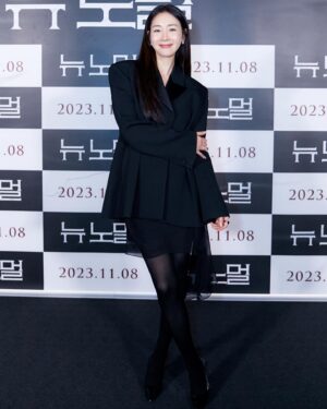 Choi Ji-woo Instagram - 🖤♥️